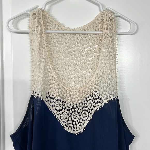 Flowy crochet detail tank - Picture 2 of 8